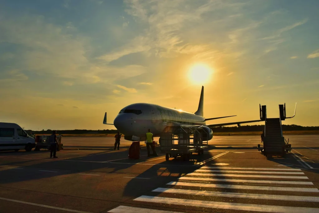 737 at sunset with ramp crew on the apron