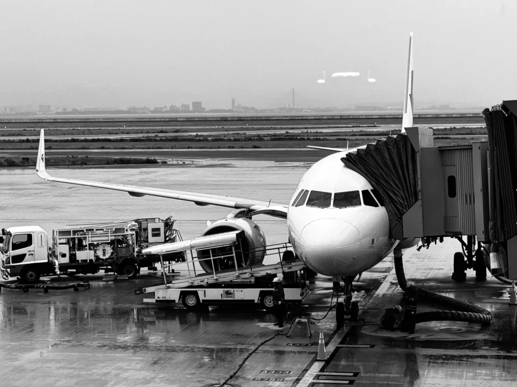 A321 at the gate with belt loader, fuel truck and ramp crew